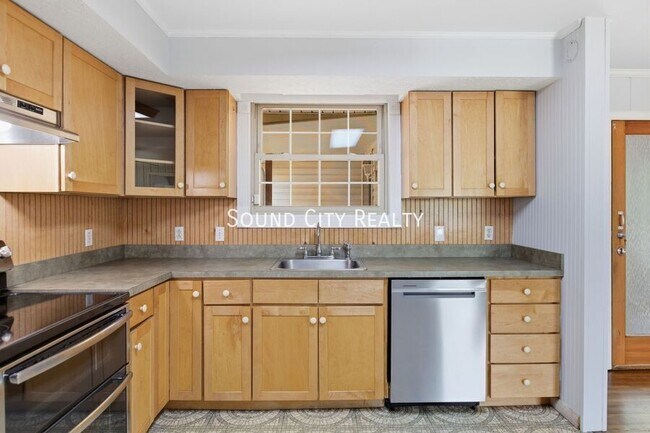 Building Photo - 7016 Bonnalake Dr