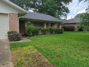 Building Photo - 3 Bedroom 2 Bathroom