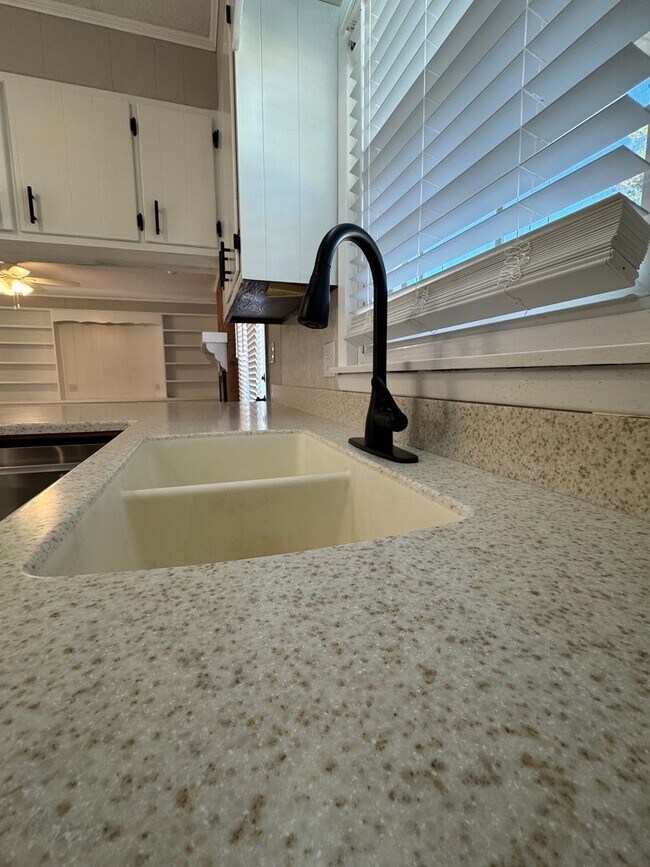 Building Photo - Darling on Deborah