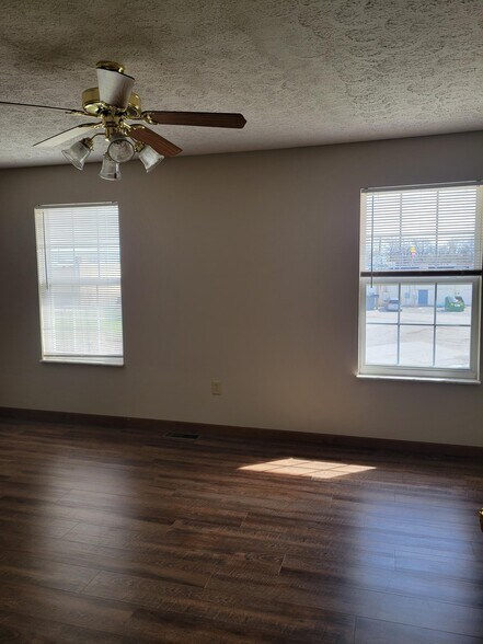 Building Photo - 604 Parkside Commons Ct