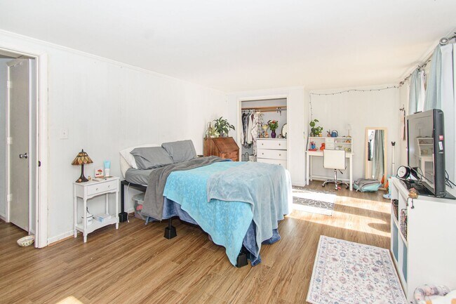 Building Photo - Charming 3 Bed 3.5 Bath Townhome