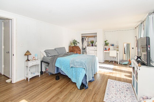 Building Photo - Charming 4 Bed 3.5 Bath Townhome