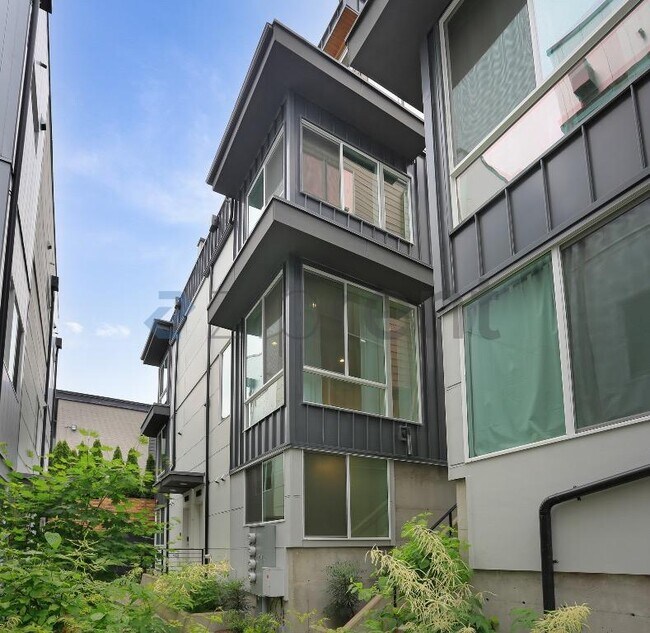 Building Photo - 3416 15th Ave W