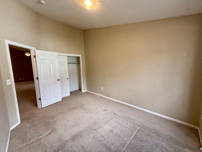Building Photo - Spacious, Updated 2BR / 2 BA Condo in Gated Community!
