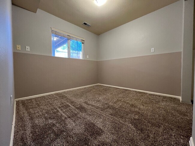 Building Photo - Lovely Ranch, Pikes Peak Views from Expans...