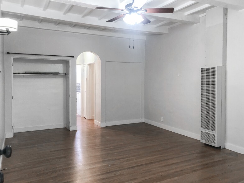 Building Photo - 10865 Fruitland Dr