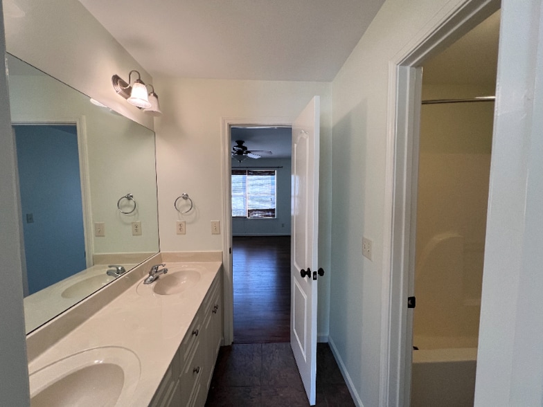 Building Photo - 1096 Long Leaf Lake Dr