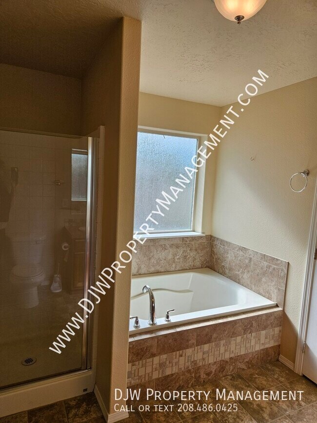 Building Photo - 4665 N Beaham Ave