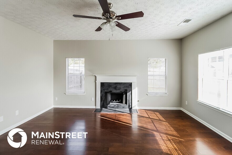 Building Photo - 3057 N Oak Ct
