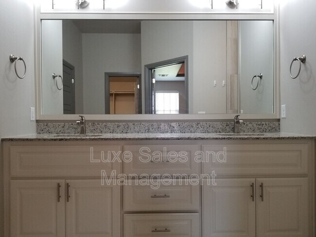 Building Photo - 1433 Kelley Pointe Pkwy
