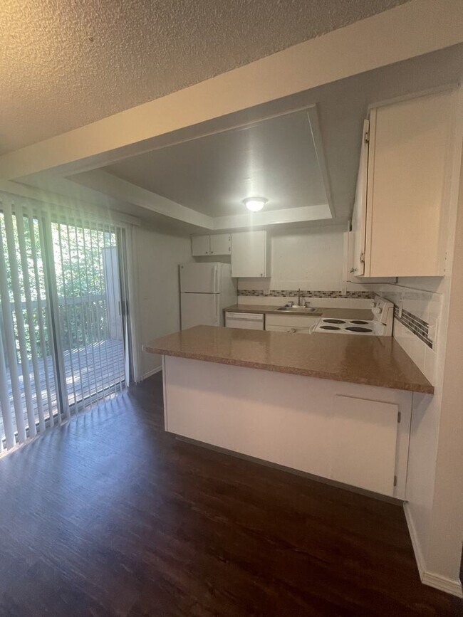 Building Photo - Cute Lower Level Flat at Tully Ridge