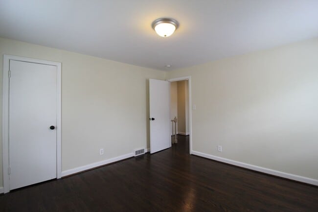 Building Photo - May FREE On This 2 Bedroom Duplex in North Kansas City