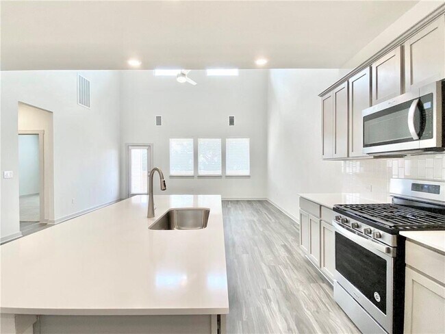 Building Photo - 100 Geminiflora Bend