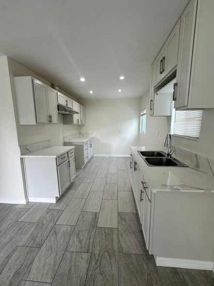 Building Photo - 731 W 99th St