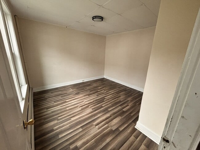Building Photo - No more commute!  Walk to BIW and Downtown Bath – Renovated 3BR Apartment with Parking!