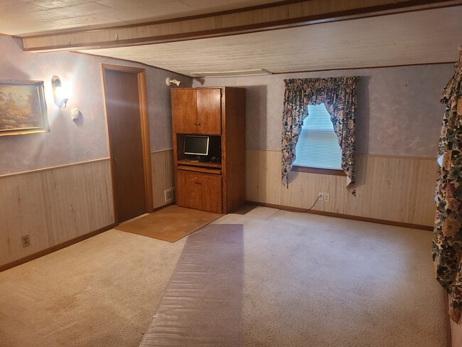 Family room or 3rd bedroom - 908 West Ave