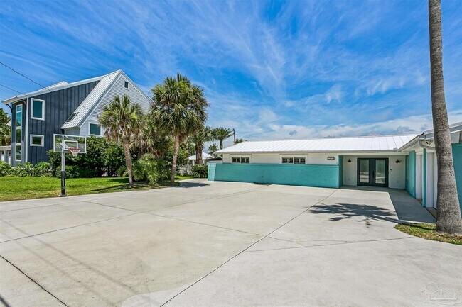 Building Photo - 231 Sabine Dr