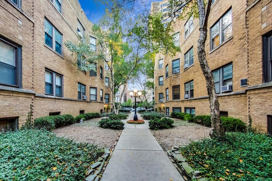 Building Photo - 540 W Cornelia Ave