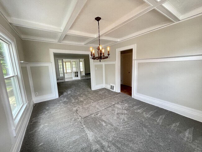 Building Photo - 825 Elmore Ave