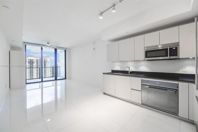Building Photo - 1010 Brickell Ave