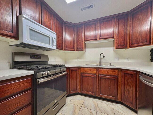 Building Photo - Lakeview Orem Living – 3 Bed Near UVU