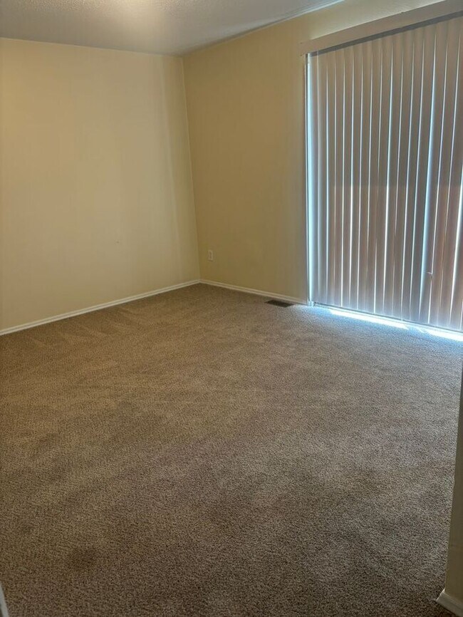 Building Photo - 2823 Breezewood Ave