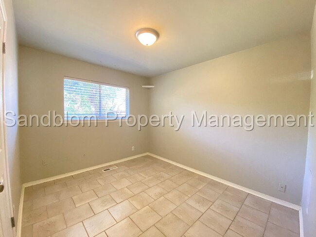 Building Photo - FOR LEASE | Midtown | 3 Bed, 2 Bath Duplex...