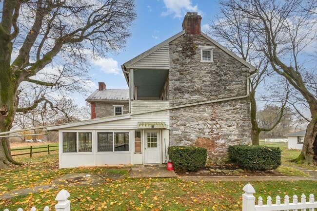 Building Photo - Beautiful updated 3/4 bedroom farmhouse