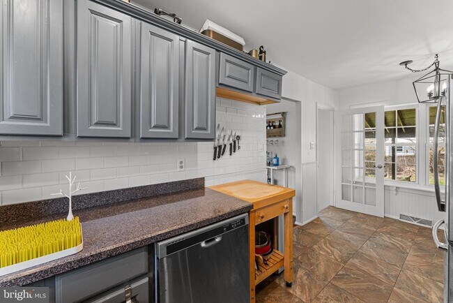 Building Photo - 268 Maple Ave