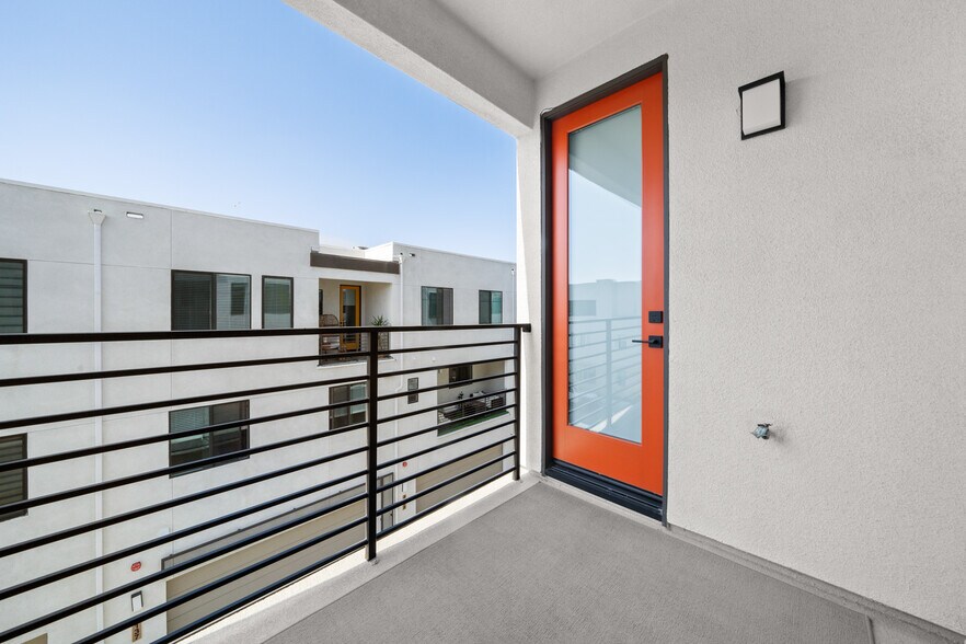 Building Photo - 2151 Crescent Walk