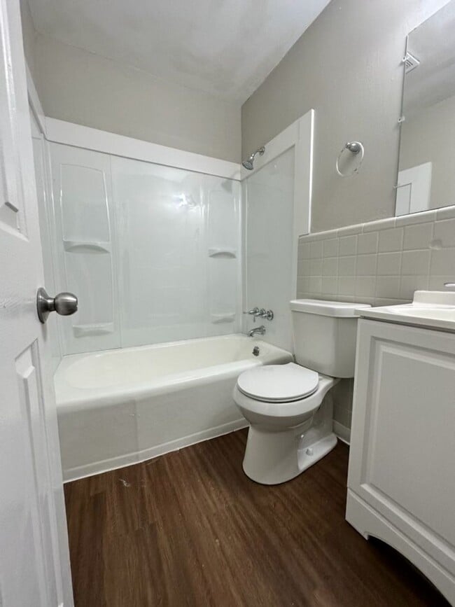 Building Photo - Newly Renovated 3 Bedroom House North Jack...