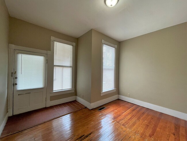 Building Photo - One Bedroom Apartment Off of Tattnall Squa...