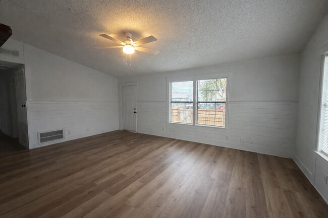 Building Photo - 7 Carol Ct