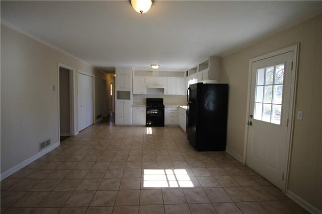 Building Photo - 3661 Pinehill Cir