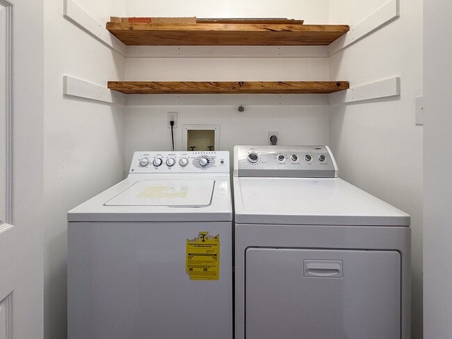 Building Photo - Double En-Suite Townhome