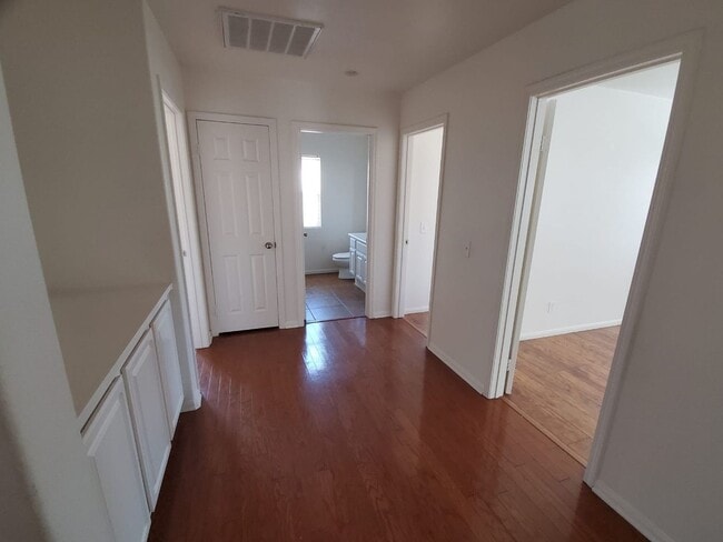 Building Photo - 3 bed/ 2.5 bath house 1,955 sqft