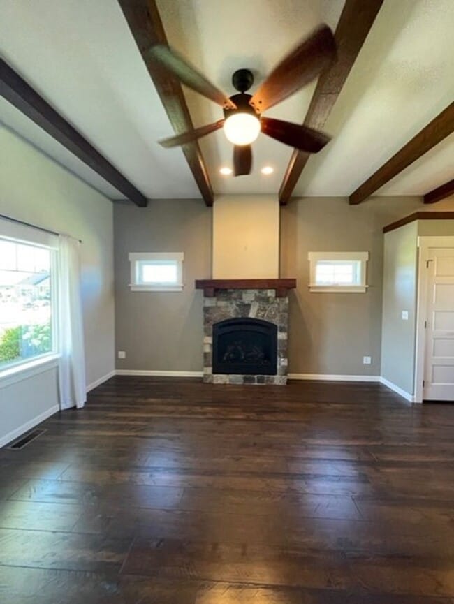 Building Photo - Custom Built 3 Bed/2 Bath Ranch Style Home!
