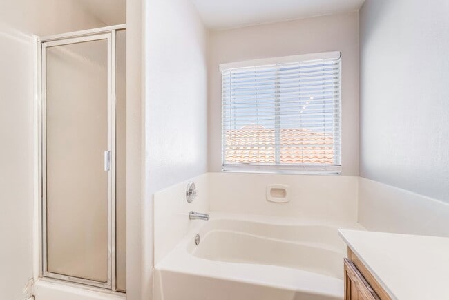 Building Photo - Beautiful 5 bed home with sparkling pool located in the heart of Las Vegas!