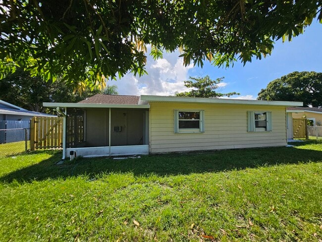 Building Photo - 329 NE Cullman Ct