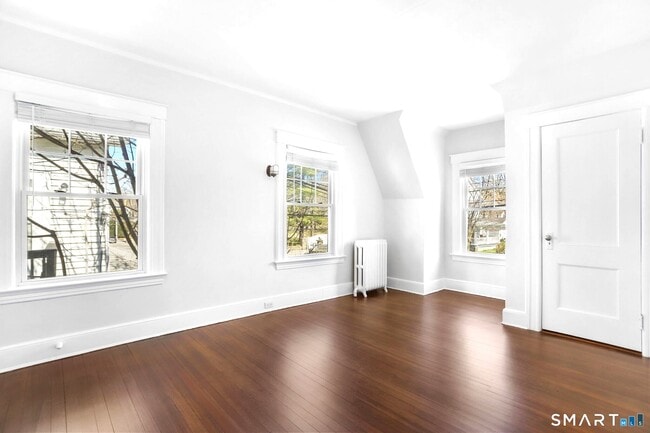 Building Photo - 1872 Bedford St