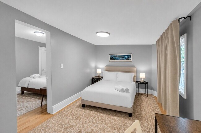 Building Photo - Furnished 7-Bedroom, 4-Bath Whole House in North Buffalo