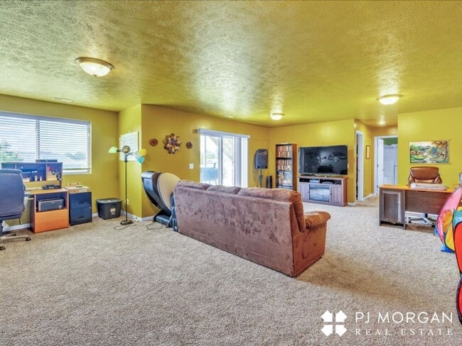 Building Photo - Beautiful 4 Bedroom, 3 Bathroom Home - Ren...