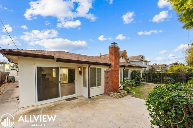 Building Photo - Beautifully Renovated 3-Bedroom Home in Huntington Beach!