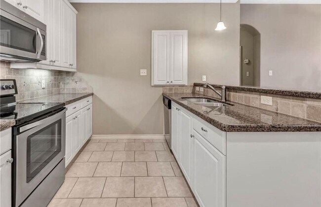 Building Photo - College Station - 3 bedroom / 3 bath Townhome, covered patio & back yard with one car garage.