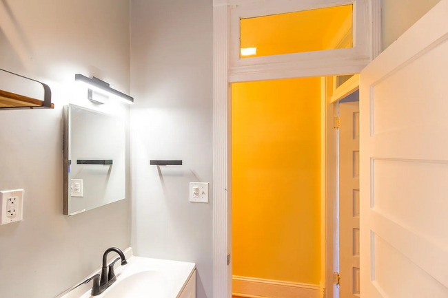 Building Photo - Fully Renovated 3 BR/1.5 BA Apartment in C...
