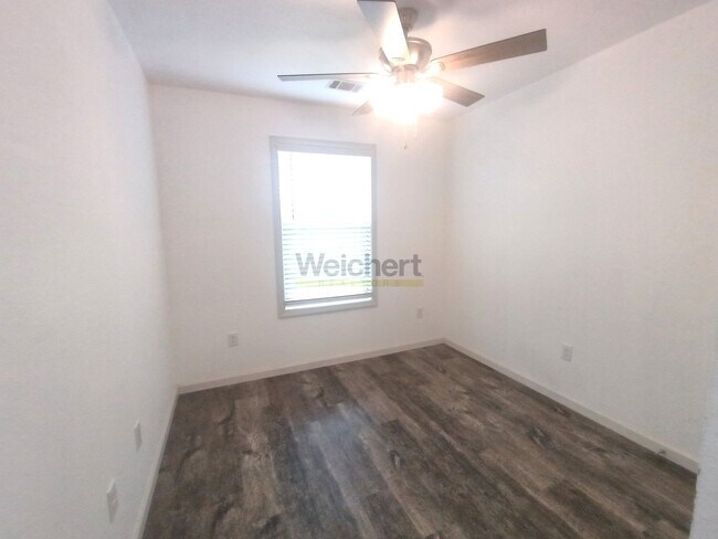 Building Photo - Modern 4Bed/2Bath house with fenced backyard and garage