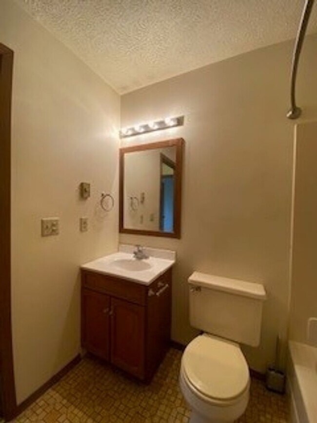 Building Photo - 208 S. Spring St.