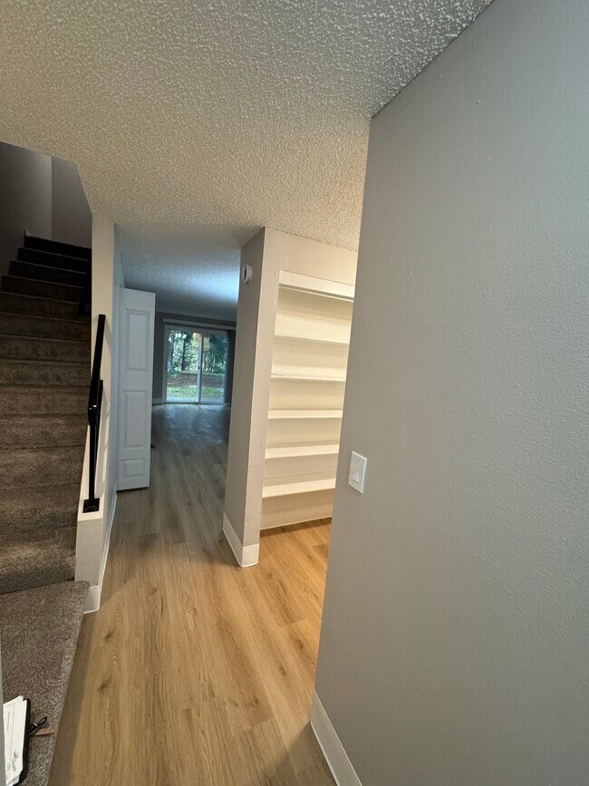 Building Photo - Fully renovated 2 bedroom, 1.5 bath apartment available with Separate Garage!  Updated Kitchen wi...