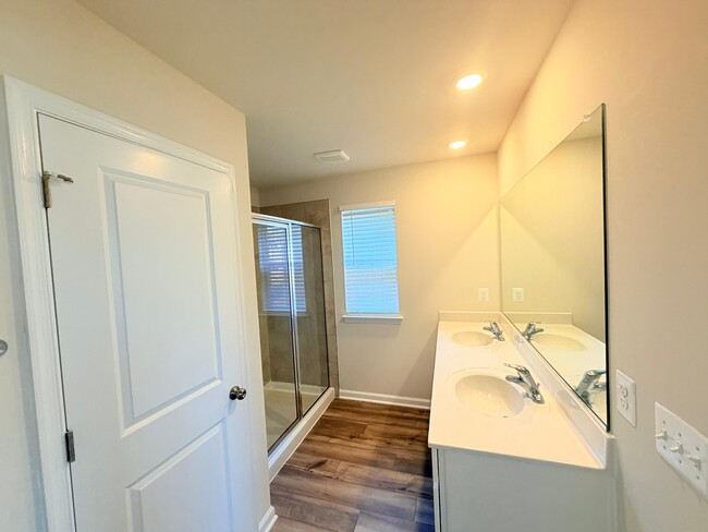 Building Photo - 8760 Whitman Dr