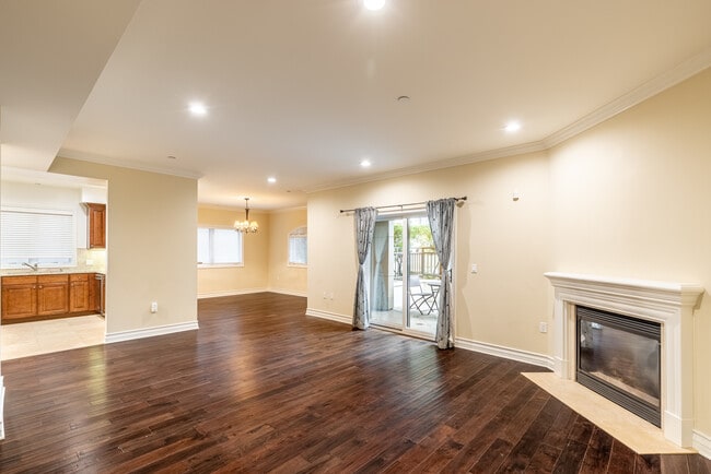 Building Photo - 2347 Fox Hills Dr